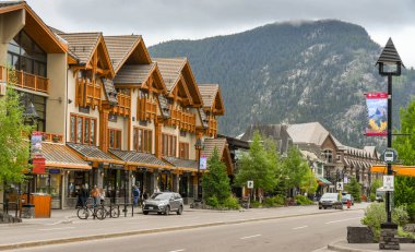 Banff, Ab, Kanada - Haziran 2018: Banff şehir merkezinde ana caddeleri dükkanlar.