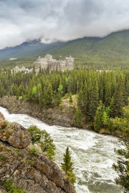 Banff, Ab, Kanada - Haziran 2018: Doğal görünümünü yay River Falls. Banff Springs Fairmont Hotel mesafedir.