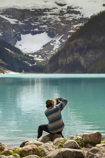 Lake Louise Canada Июнь 2018 Человек Фотографируется Камеру Время Посещения — стоковое фото