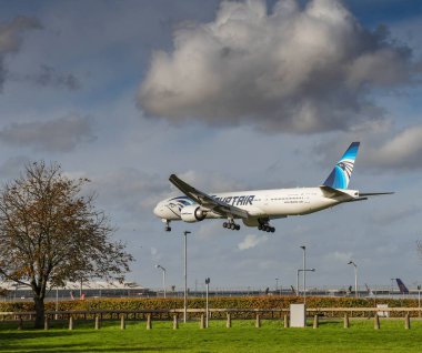 Londra, İngiltere - Kasım 2018: Londra Heathrow havaalanına inmek Egyptair Boeing 777 jet.