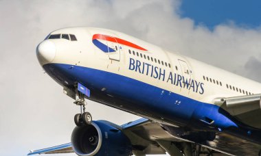Londra, İngiltere - Kasım 2018: Londra Heathrow havaalanına iniş British Airways Boeing 777 uzun mesafe uçağı.