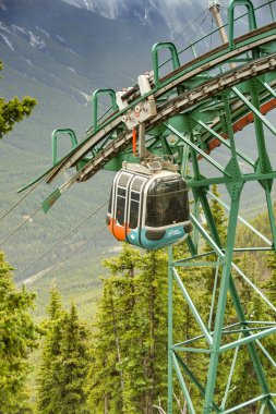 Banff, Ab, Kanada - Haziran 2018: Banff kükürt Dağı zirvesine yaklaşan bir gondol.