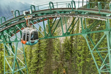 Banff, Ab, Kanada - Haziran 2018: Banff kükürt Dağı zirvesine yaklaşan bir gondol.