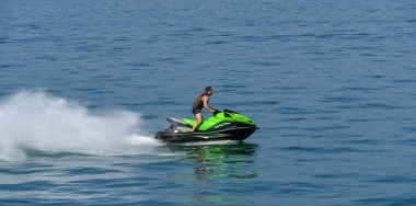 Lake Garda, İtalya - Eylül 2018: Lake Garda yüzeyine kaymağını hızlı bir jet ski sürme kişi.
