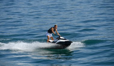 Lake Garda, İtalya - Eylül 2018: Lake Garda mavi suları üzerinde hızlı bir jet ski sürme kişi.