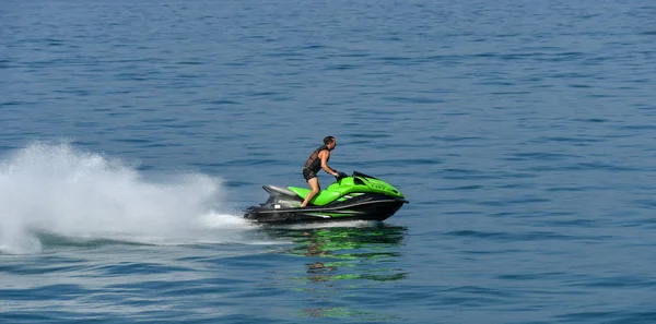 Озеро Гарда Италия Сентябрь 2018 Человек Катающийся Скоростном Гидроцикле Поверхности — стоковое фото