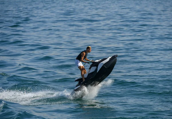 Lake Garda Itália Setembro 2018 Pessoa Montando Jet Ski Rápido — Fotografia de Stock