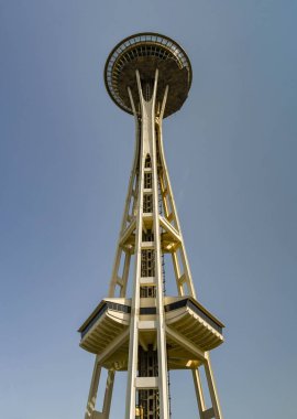 SEATTLE, WASHINGTON Eyaleti, ABD - Haziran 2018: Seattle 'daki Space Needle' ın mavi gökyüzüne karşı manzarası.