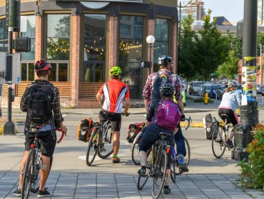 Seattle, Washington State, Amerika Birleşik Devletleri - Haziran 2018: Seattle'da çalışmak bisiklet commuters bir yol kavşağında bekleyen Grup.