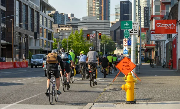 Seattle, Washington State, Amerika Birleşik Devletleri - Haziran 2018: Bisiklete binme downtown Seattle bir sokakta çalışması için yolcunun Grup.