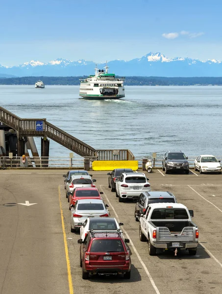 华盛顿州西雅图 2018年6月 大型客运和汽车轮渡在距离离开西雅图穿越普吉特湾与汽车等待下一渡轮在前景 — 图库照片