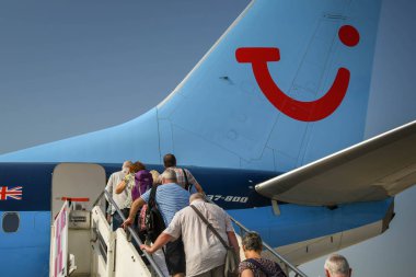 İnsanlar bir TUI yatılı jet Verona, İtalya için onların tatil sonunda tatil.