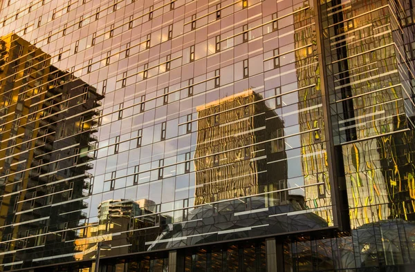 米国ワシントン州シアトル 2018 ガラスパネルのオフィスビル シアトル市内中心部の中に夕暮れ時の反射 — ストック写真