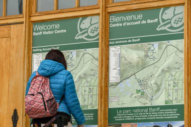 Banff, Ab, Kanada - Haziran 2018: Banff National Park ziyaretçi merkezi Banff şehirdeki ön duvarına görüntülenen büyük bir harita eğitimi ziyaretçi.