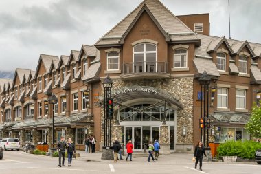 Banff, Ab, Kanada - Haziran 2018: Art arda sıralı mağazaları alışveriş merkezi Banff şehir merkezinde dış görünümünü.