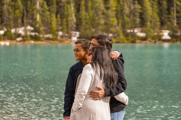 Lake Louise Canada Июнь 2018 Группа Друзей Позирует Картины Рядом — стоковое фото