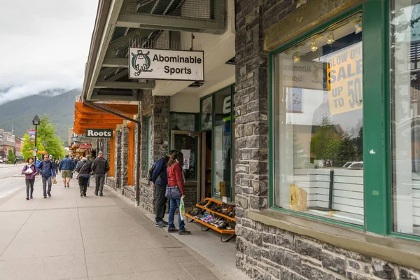 Banff Canadá Junio 2018 Gente Caminando Por Una Fila Tiendas — Foto de Stock