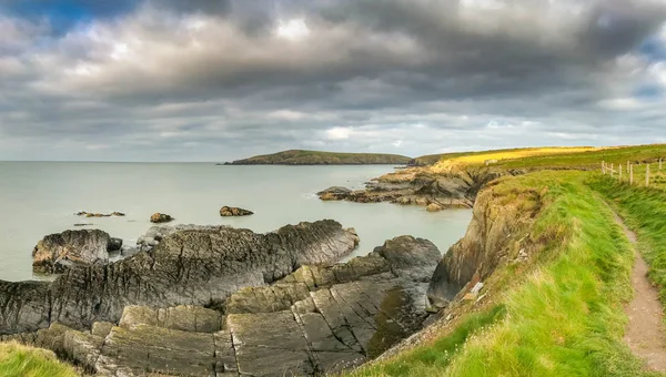 Gwbert, Pembrokeshire, Galler - Kasım 2018: Panoramik kıyı şeridi ve Galler ulusal kıyı yolu, Batı Galler Gwbert Köyü.