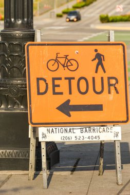 Seattle, Wa, Amerika Birleşik Devletleri - Haziran 2018: işareti Seattle'da bir şehir merkezi sokakta bisikletçiler ve yayalar kaldırımda bir servis yolu için bilgilendirme.