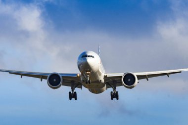 Londra, İngiltere - Kasım 2018: Londra Heathrow havaalanına iniş American Airlines Boeing 777 uzun mesafe uçağı.