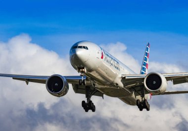 Londra, İngiltere - Kasım 2018: Londra Heathrow havaalanına iniş American Airlines Boeing 777 uzun mesafe uçağı.