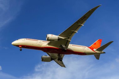 Londra, İngiltere - Kasım 2018: Londra Heathrow havaalanına inmek Hava Hindistan Boeing 787 Dreamliner jet.