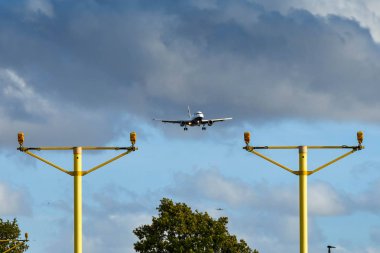 Londra - Kasım 2018: Uçağın son yaklaşım ile Londra Heathrow Havaalanı'nda iniş ışıkları.