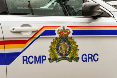 Banff, Alberta, Kanada - Mayıs 2018: Banff, Kanada Kraliyet atlı polis devriye arabası tarafında rozet görünümünü yakından.