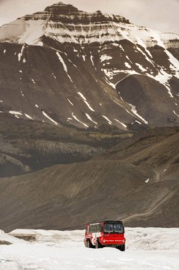 Columbia Icefield, Alberta, Kanada - Haziran 2018: Alberta, Kanada Columbia Icefield turist Athabasca buzul üzerine alarak büyük altı tekerlekli amaca uygun yapılmış araç.