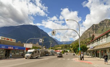 Lillooet, British Columbia, Kanada - Haziran 2018: Main street, Lillooet, British Columbia Fraser Nehri üzerinde bir şehir.