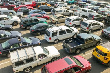 Seattle, Wa, Amerika Birleşik Devletleri - Haziran 2018: Bremerton Feribota binmeye bekleyen Seattle liman araçlarda satırlarının.