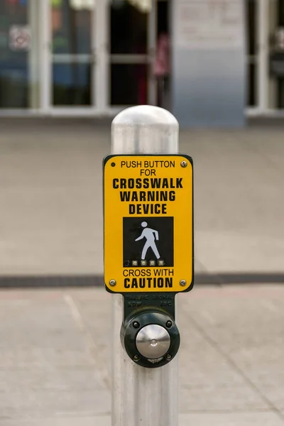 Everett Usa June 2018 Sign Button Push Operating Crosswalk Warning — Stock Photo, Image