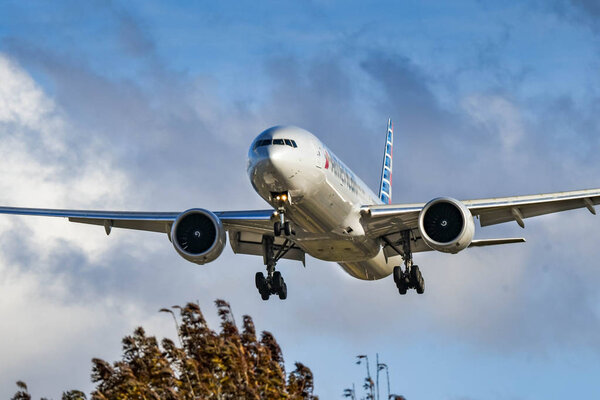 ЛОНДОН, Англия - НОЯБРЬ 2018: Самолет Boeing 777 American Airlines дальнего следования приземлился в аэропорту Хитроу
.
