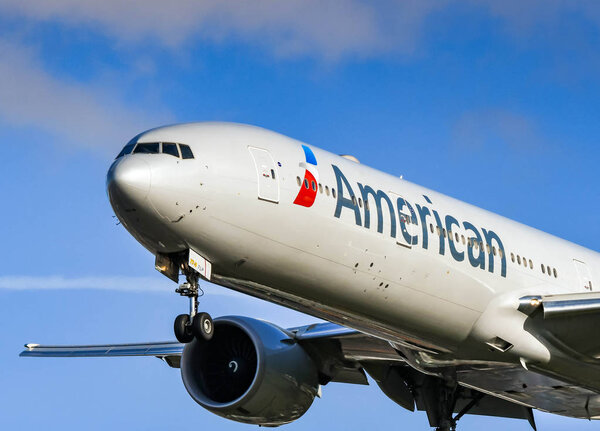 ЛОНДОН, Англия - НОЯБРЬ 2018: Самолет Boeing 777 American Airlines дальнего следования приземлился в аэропорту Хитроу
.