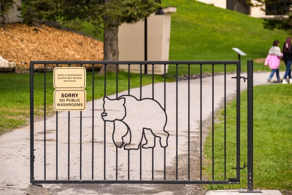 Lake Louise Alberta Kanada Maj 2018 Smidesjärn Gate Utanför Hotellet — Stockfoto