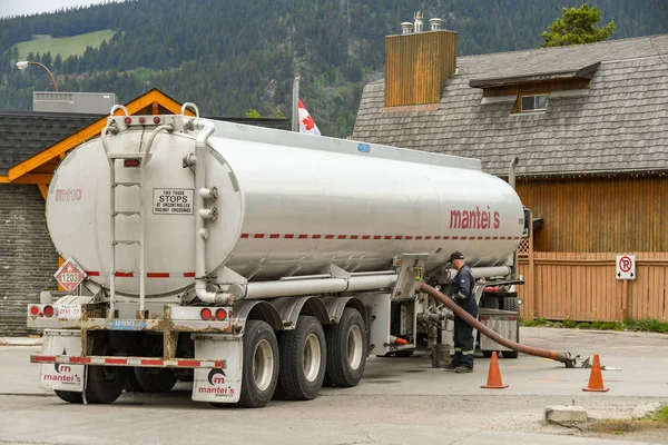 Banff Canadá Junio 2018 Trabajador Que Opera Camión Cisterna Para — Foto de Stock
