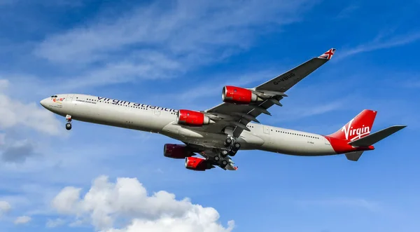 Лондон Англия Ноябрь 2018 Virgin Atlantic Airbus A340 Выходит Сушу Стоковая Картинка