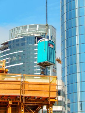 Seattle, Wa, Amerika Birleşik Devletleri - Haziran 2018: taşınabilir tuvalet bir inşaat alanı üzerinde şehir Seattle bir kule vinç kaldırdı.