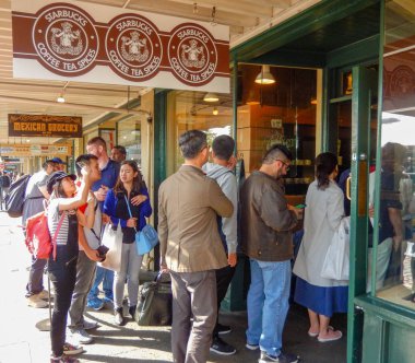 Seattle, Wa, Amerika Birleşik Devletleri - Haziran 2018: orijinal şube, Pike Place, Seattle Starbucks dışında kuyruk insanlar.