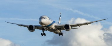 Londra, İngiltere - Kasım 2018: Londra Heathrow havaalanına inmek El Al Boeing 787 Dreamliner jet.