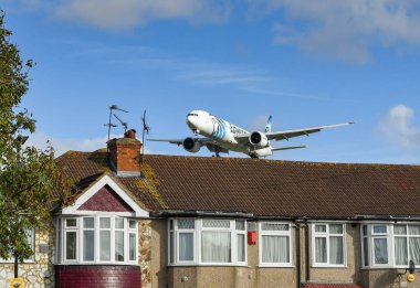 Londra, İngiltere - Kasım 2018: Londra Heathrow havaalanına inmeye rooftops üzerinde alçaktan uçuyordu Egyptair Boeing 777 jet.