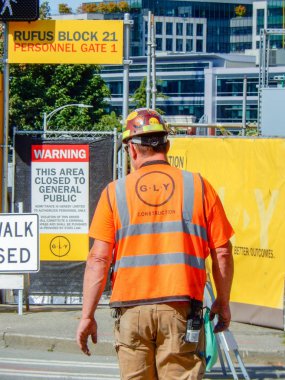 Seattle, Wa, Amerika Birleşik Devletleri - Haziran 2018: downtown Seattle sitedeki binanın girişinde doğru yürüyüş inşaat işçisi.
