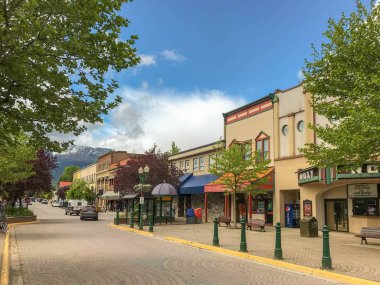 Revelstoke, Kanada: Revelstoke şehir merkezinde ana caddelerinden biri.