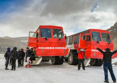 Columbia Icefield, Alberta, Kanada - Haziran 2018: Alberta, Kanada işleminden şekilde yararlanmak Athabasca buzul Columbia Icefield içinde bir büyük altı tekerlekli amaca uygun yapılmış araç turist.