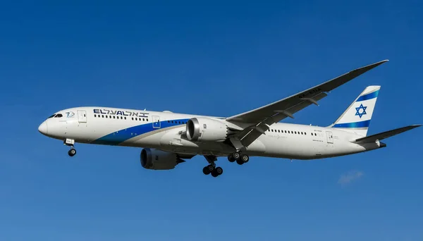 Londra, İngiltere - Kasım 2018: Londra Heathrow havaalanına inmek El Al Boeing 787 Dreamliner jet.