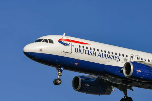 Londra - Kasım 2018: Londra Heathrow havaalanına gelen bir British Airways Airbus A320 kısa menzilli uçak görünümünü yakından.