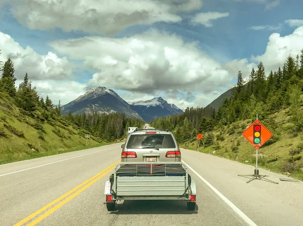 Onderweg Banff Naar Jasper Canada Voertuig Gestopt Bij Een Signaal — Stockfoto