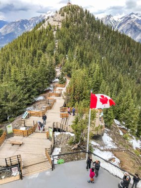 Banff, Ab, Kanada - Haziran 2018: Banff kükürt dağın zirvesinde insanlar uyanık gelin.