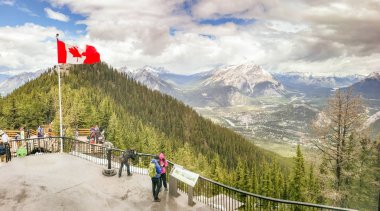 Banff, Ab, Kanada - Haziran 2018: Banff kükürt dağın zirvesinde insanlar uyanık gelin.
