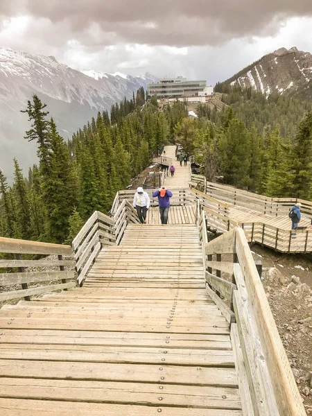 Banff, Ab, Kanada - Haziran 2018: tırmanma ahşap geçit merdivenlerinde Banff kükürt Dağı zirve boyunca insanlar.